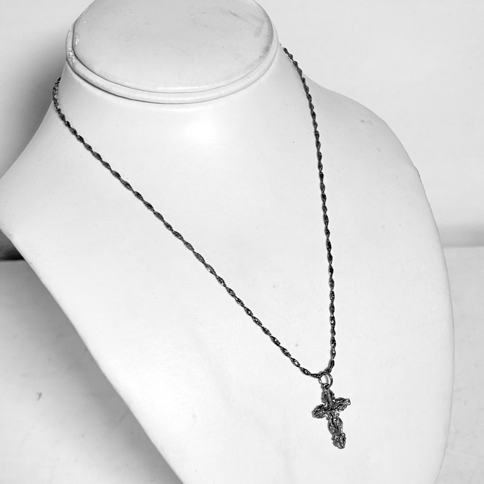 Vintage 925 Sterling Silver Crucifix Pendant Necklace 18 Inch Singapore Chain