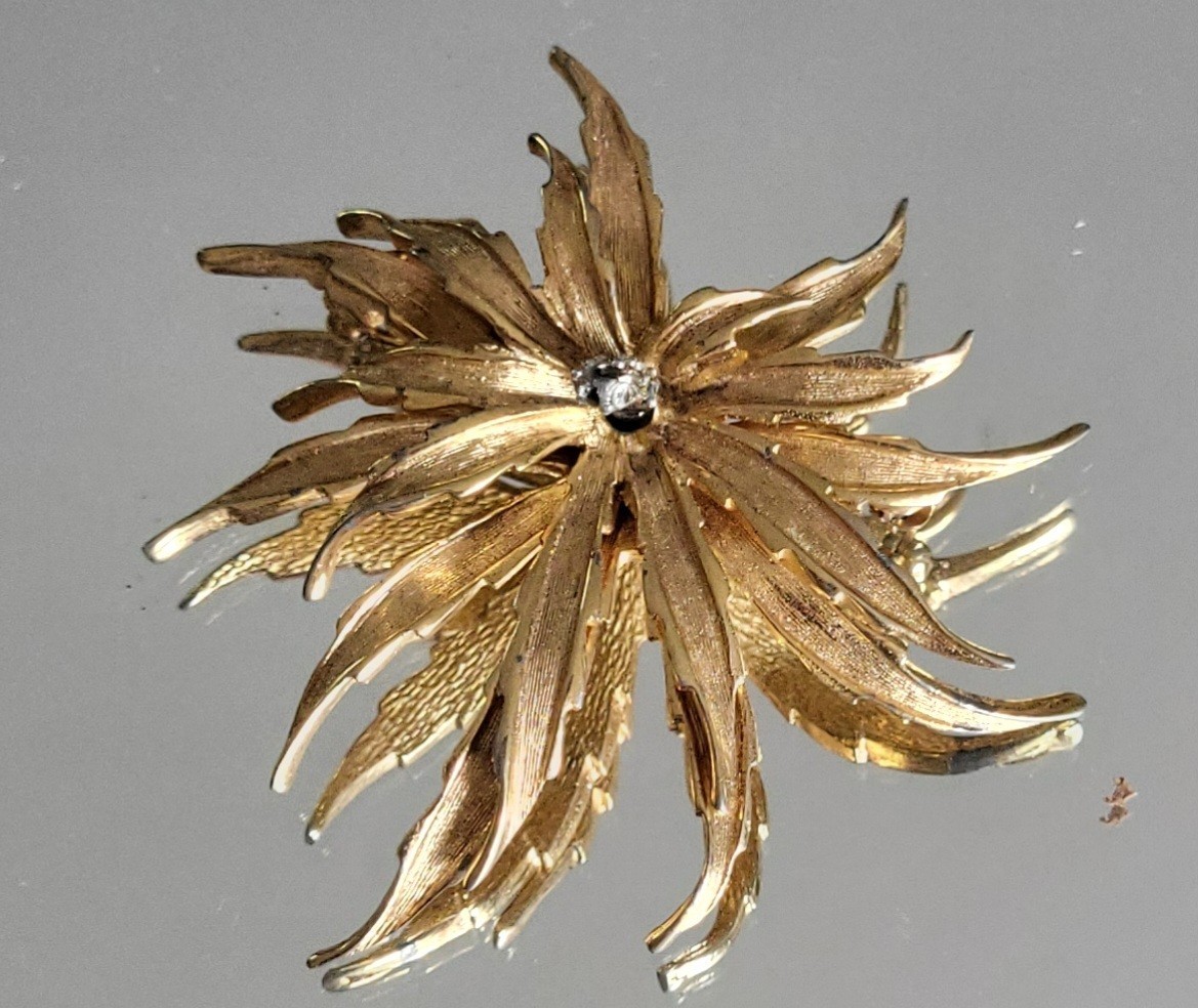 BOUCHER MCM GOLDTONE BROOCHE SIGNED AND NUMBERED