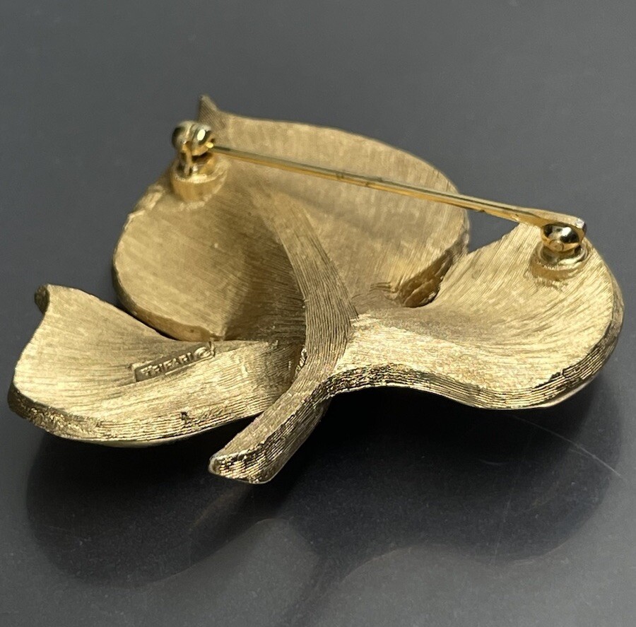 Vintage Crown Trifari Brushed Shiny Gold Tone Leaf Plant Brooch Pin 1 3/4”