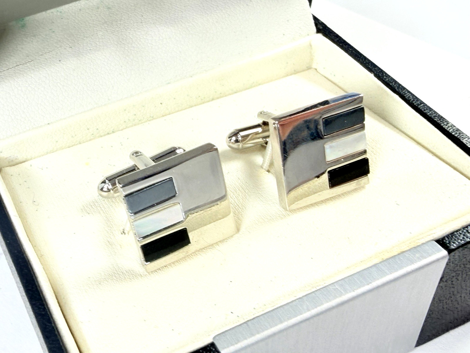 [GEOFFREY BEENE] Men’s Cufflinks Silver, Black & Clear/White Triple Wide Dash