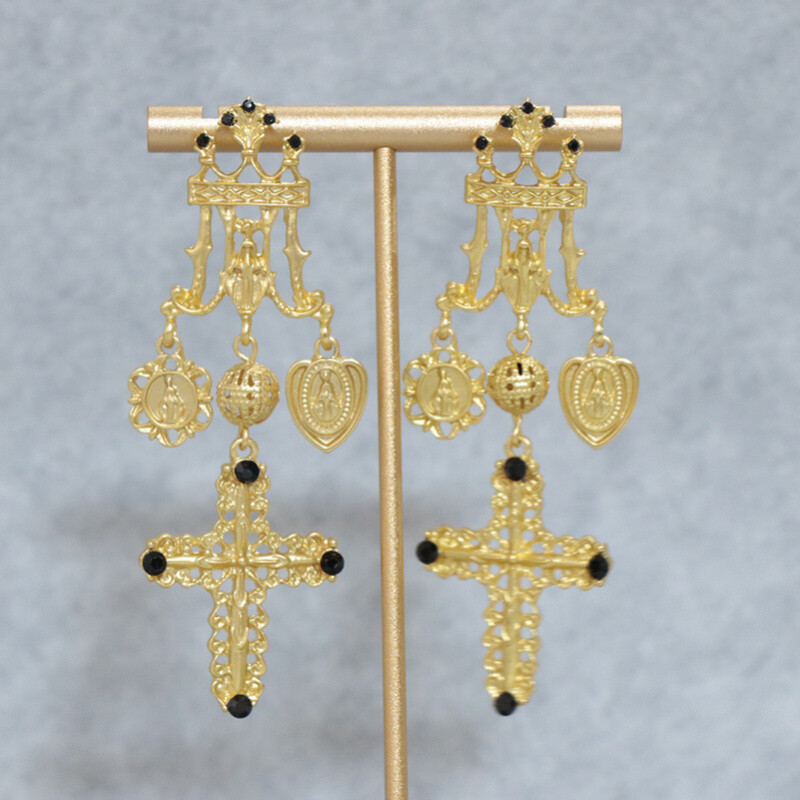 Vintage Earrings with A Palace Style High-end Feel Featuring A Vintage Style