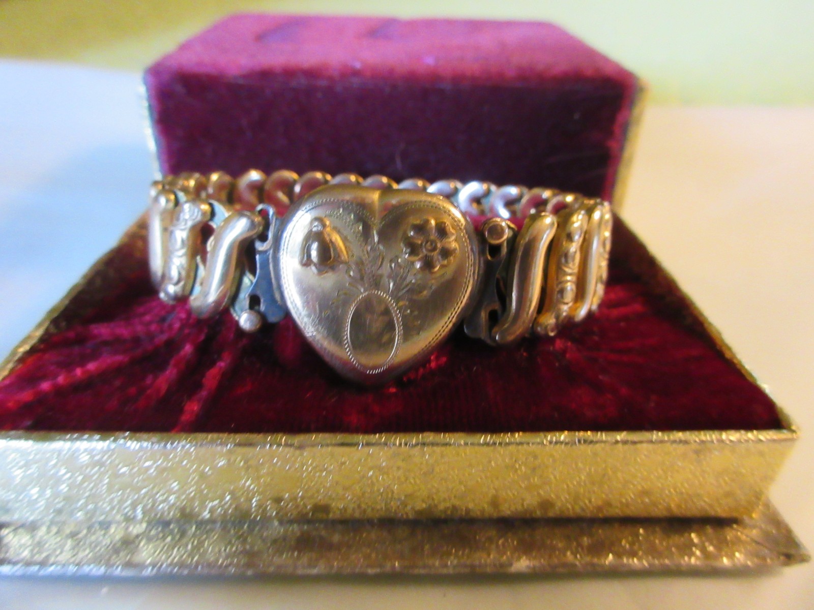 Vintage 1940″s WW11 Sweetheart Expansion Bracelet Victoria Gold Filled w/Box
