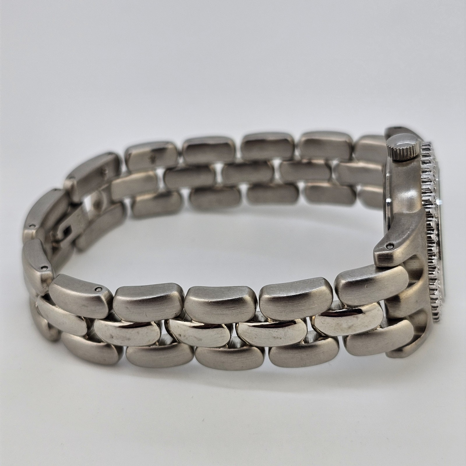 28MM Women’s Watch Gray Dial Gemmed Bezel Gray Bracelet Band 6″ New Battery