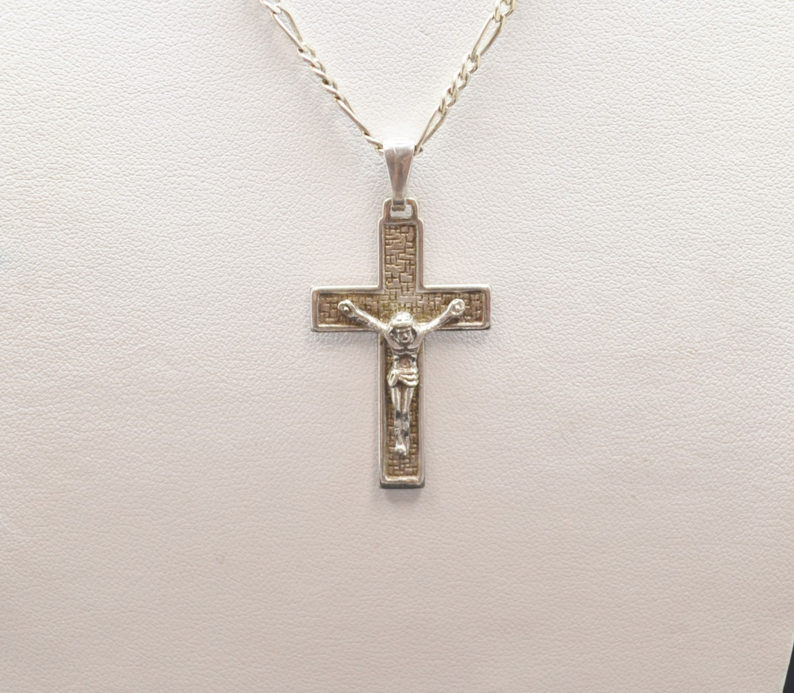 Sterling Silver Figaro Chain w/ Crucifix Pendant Necklace 25.0″ #FMG008