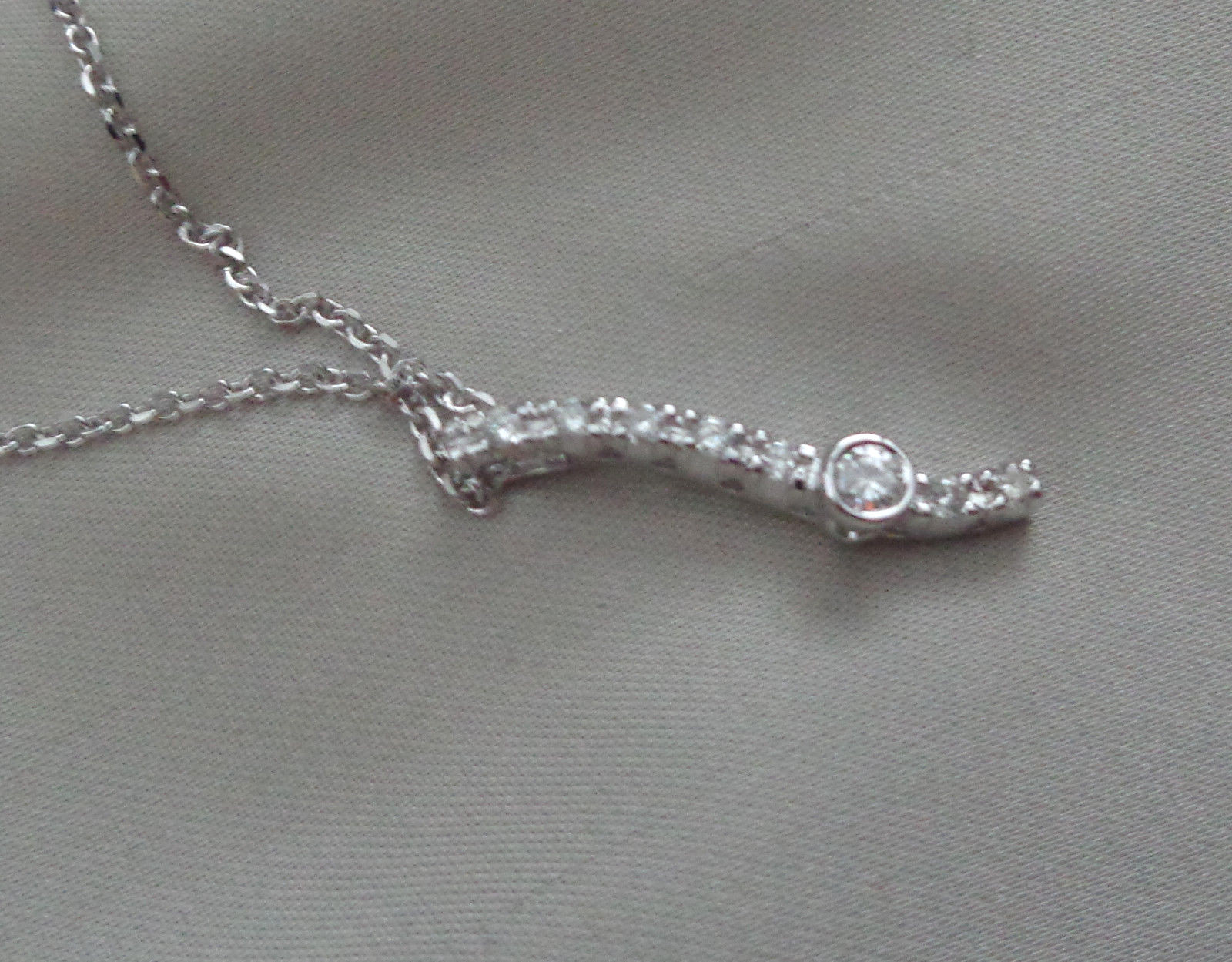 14KT WG DIAMOND PENDANT & 16″ WG CHAIN 8 DIAMONDS ON THE 1″ BAR