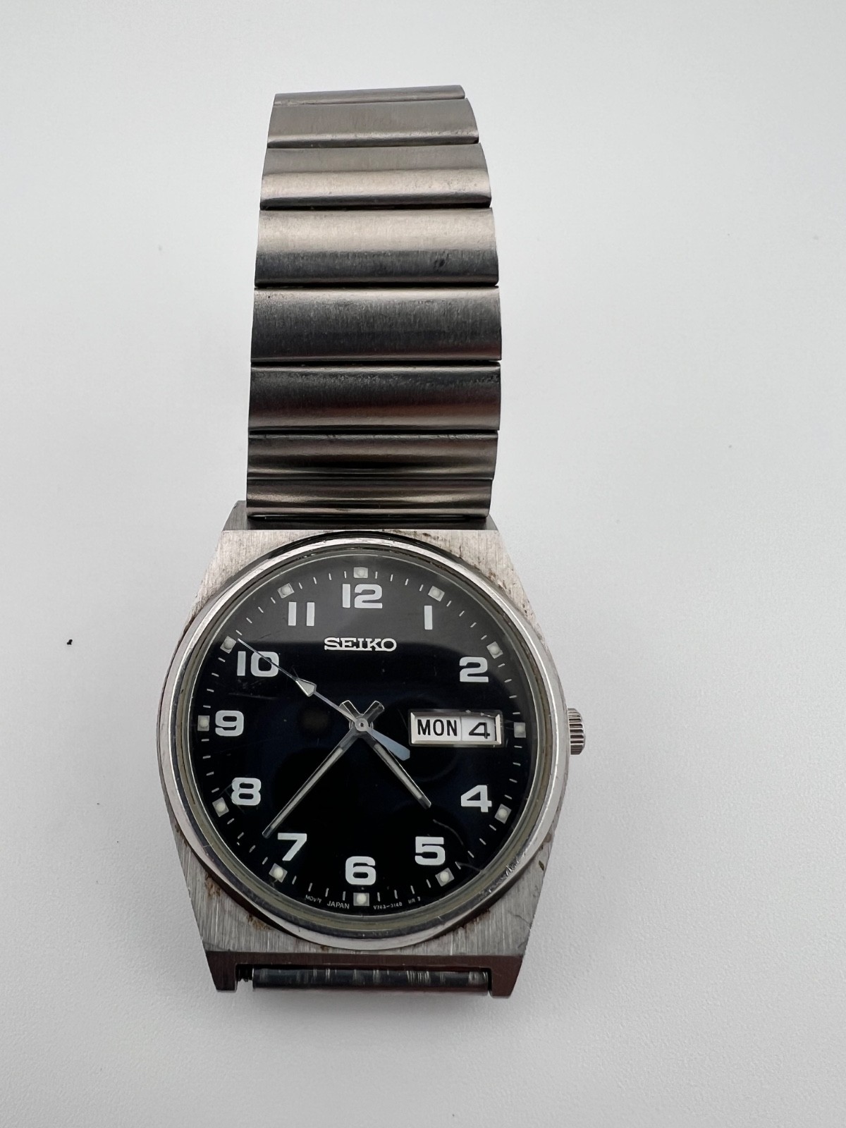 Vintage 2002 SEIKO V743-9020 Quartz Watch, Black Dial, Easy Read Numerals-Runs!