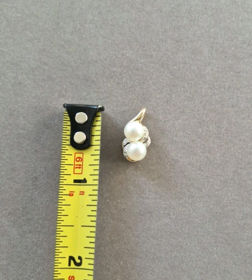 Beautiful 14k yellow gold cultured Pearl diamond chip pendant 2 gram