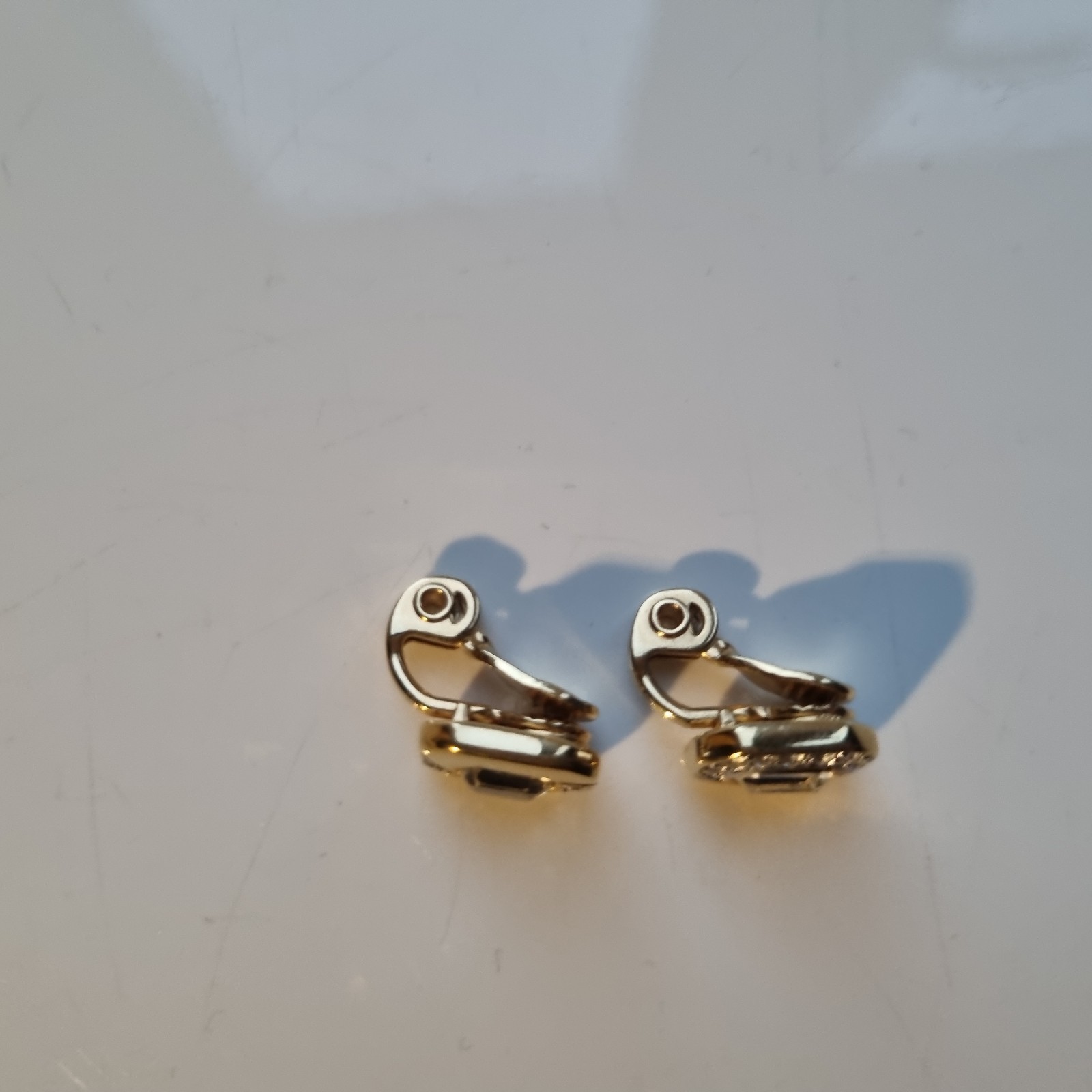 Very pretty pair of 1970’s Monet gold colour small clip on earrings (C500)