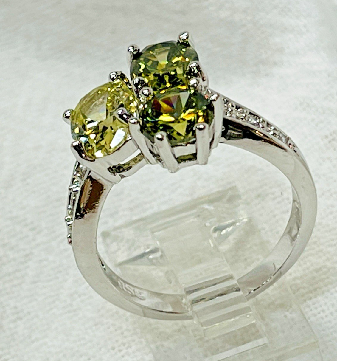 Classy Ladies Ring 3 Stones Different Shades of Green – Rhodium – Cubic Zirconia