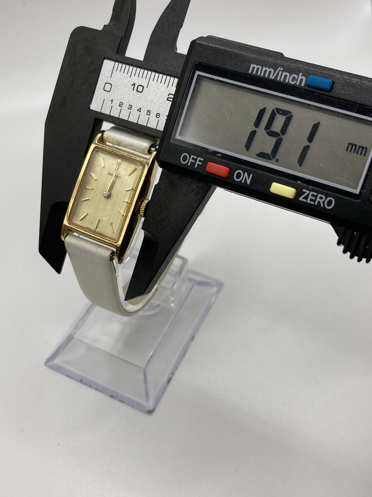 Vintage Seiko 5370R Ladies Gold Tone Bezel White Leather Calf Skin Strap Watch