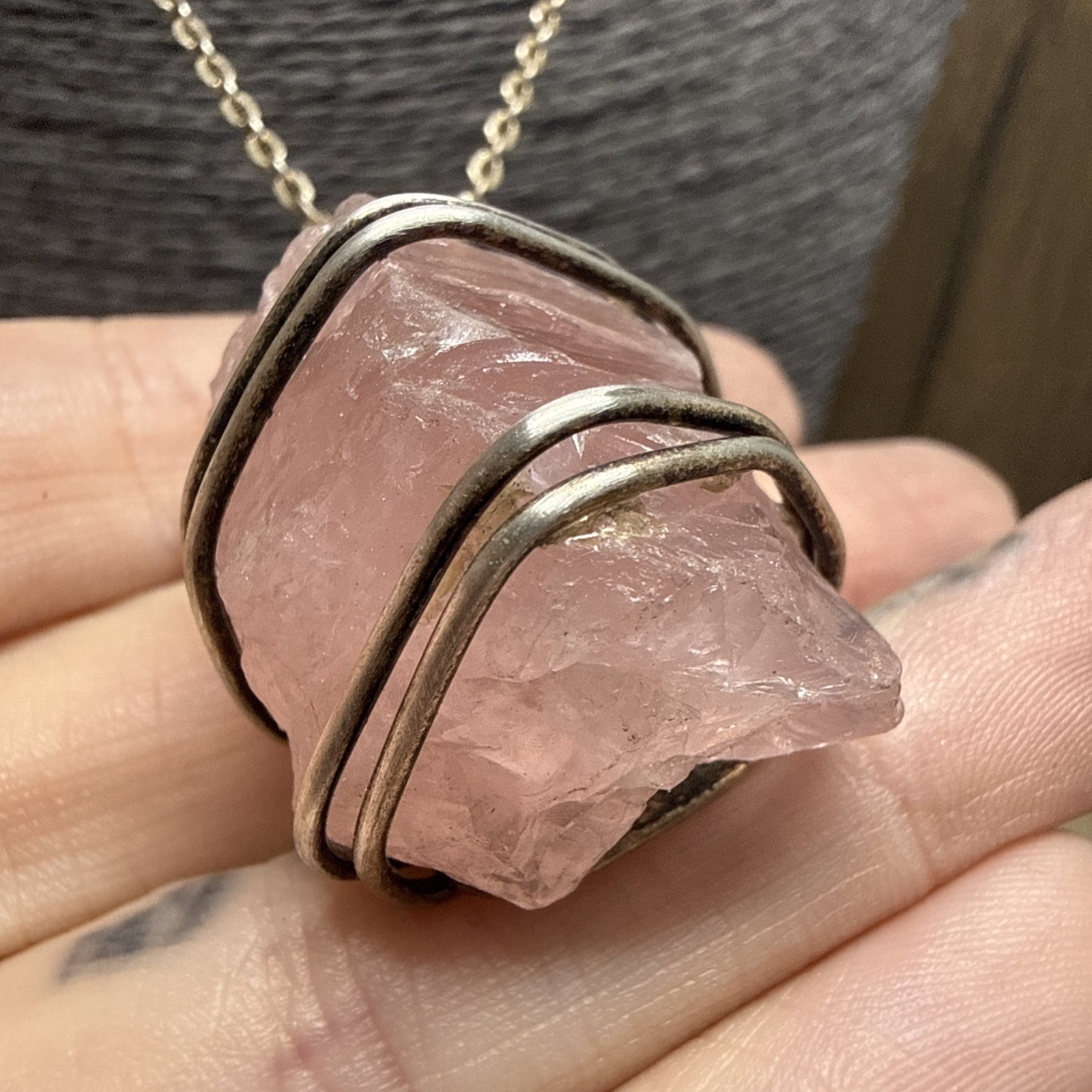 RETRO Rose Quartz Pendant Necklace Silver Tone Chain 46cm/18″ Nugget Wire Wrap