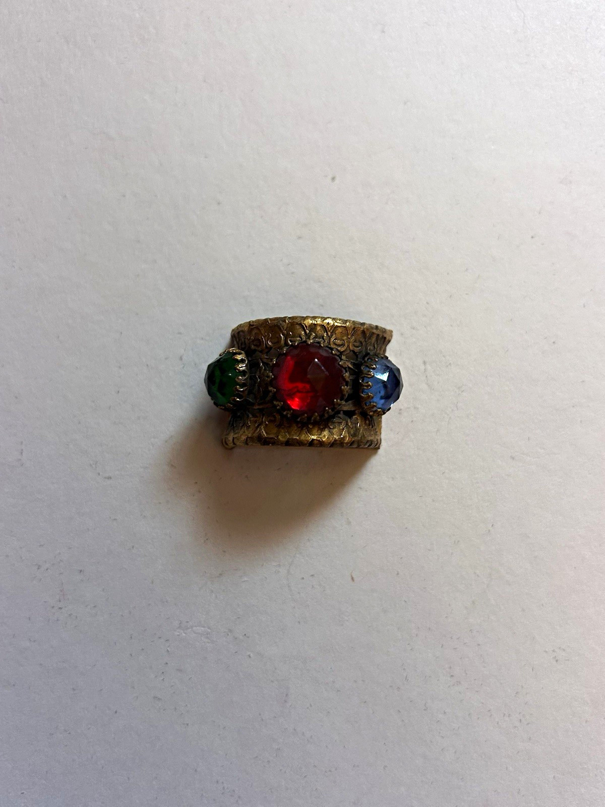Gold Tone Metal Ring 3 Round Stones Red Center Blue/Green Sides Size 7 12mm