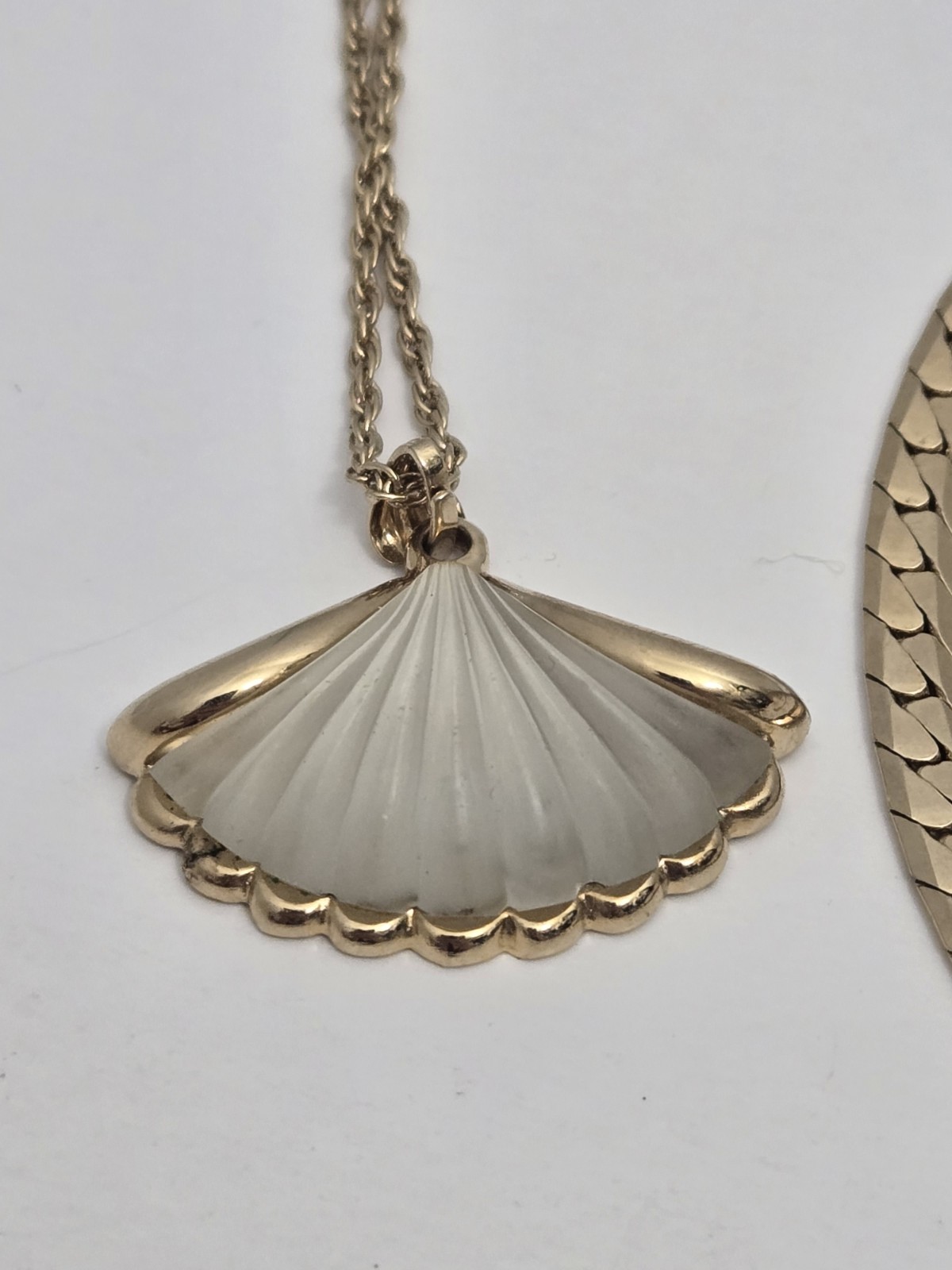 Vtg Avon Gold Tone & White Frosted Lead Crystal Shell 18” Necklace & Extra