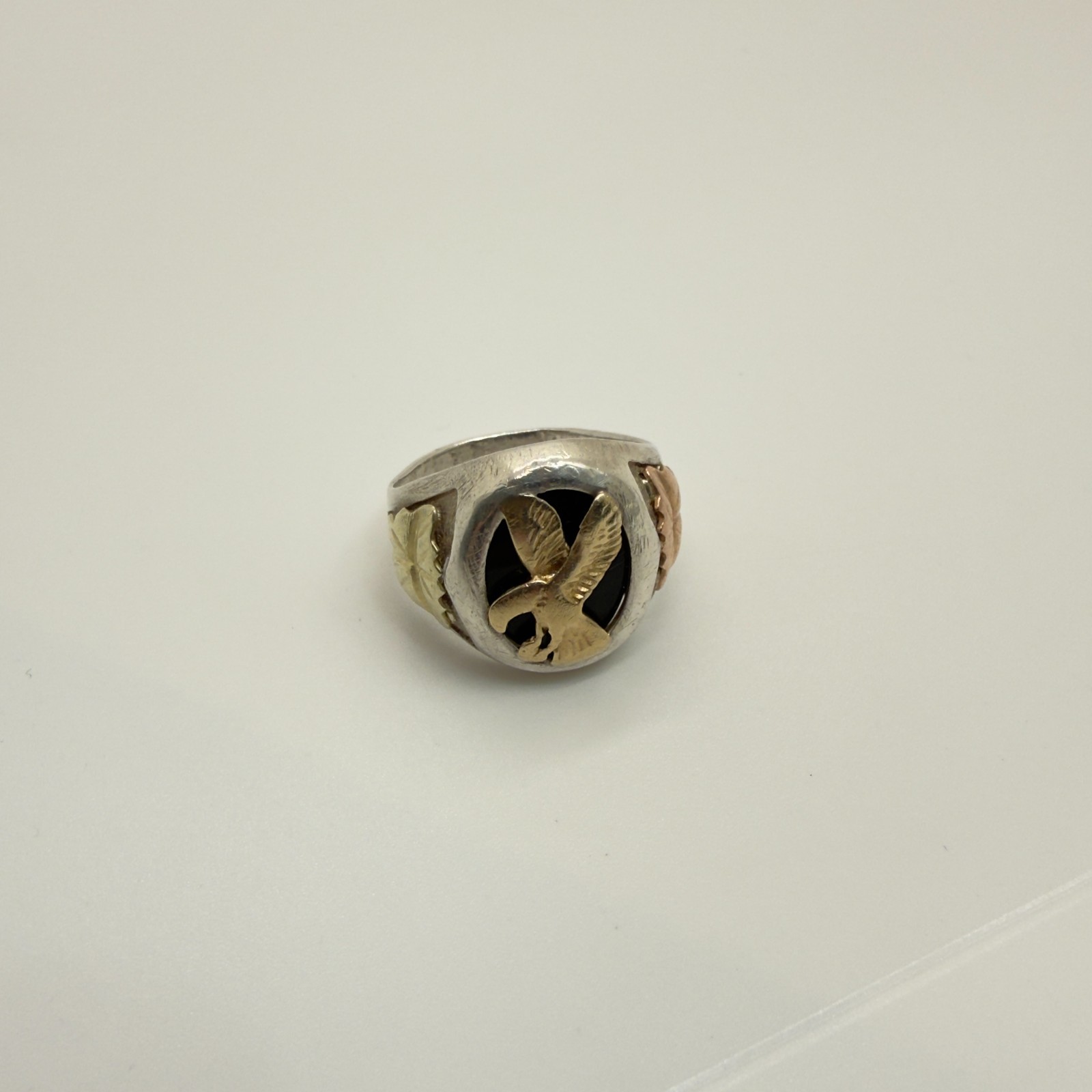 Landstrom’s 12K Black Hills Gold Sterling Silver Men’s Eagle Onyx Ring Size 9.5