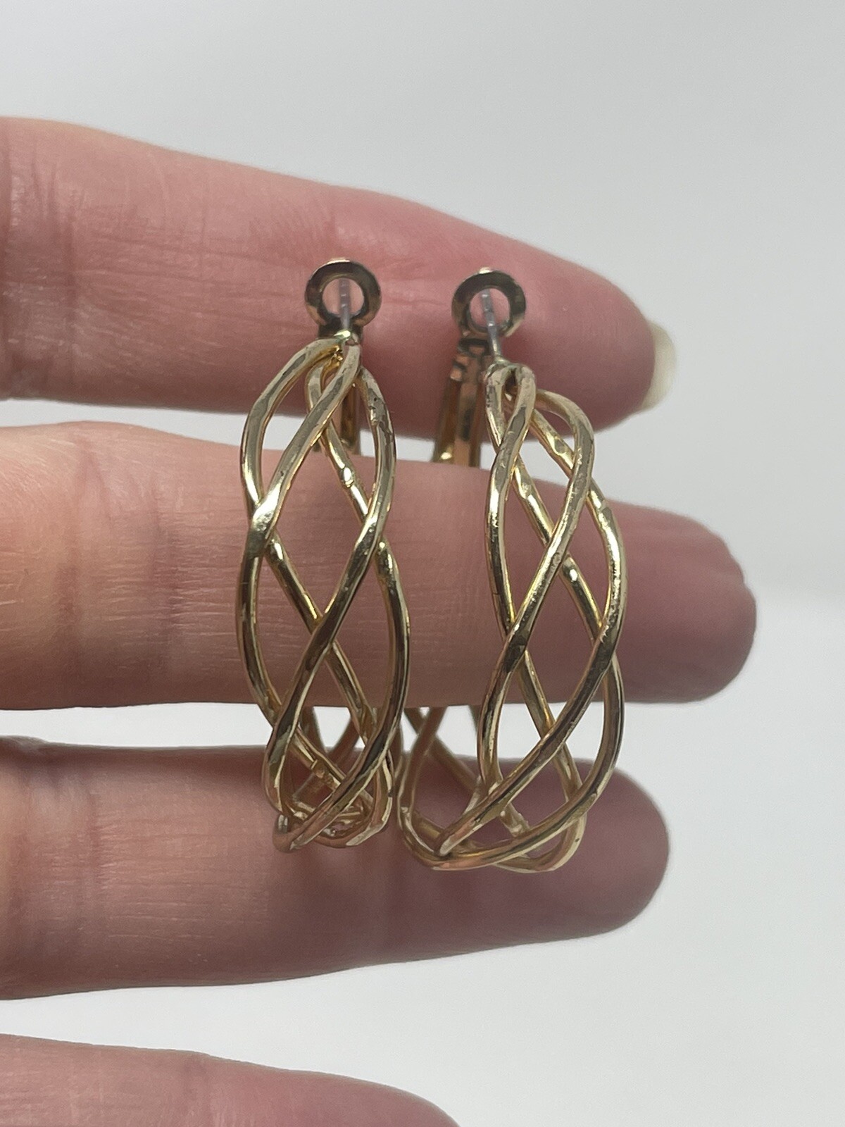 Vintage Gold Tone Lattice Weave Hoop Earrings Interwoven Basket Open Work Latch