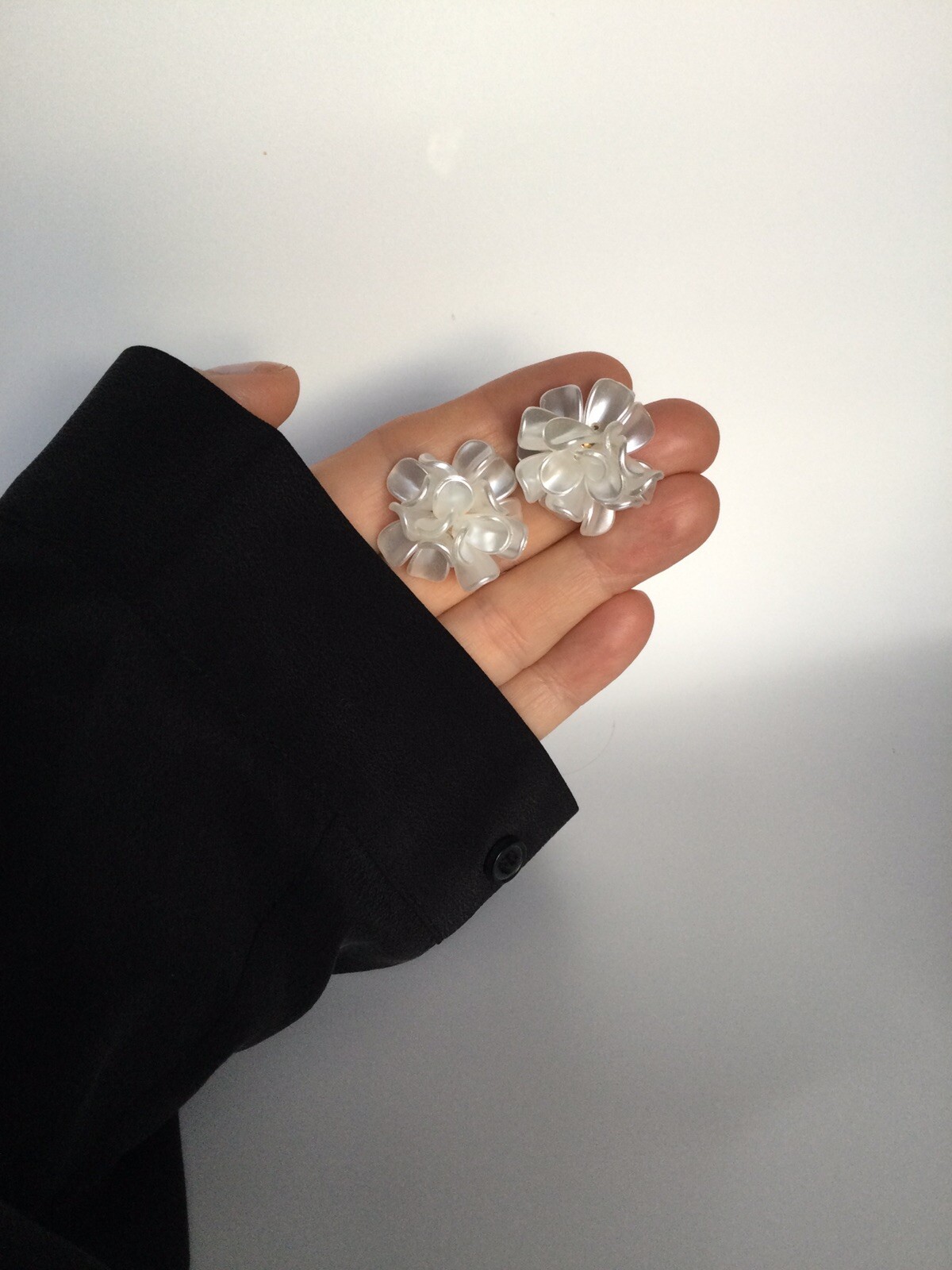 NWT Earrings Trendy Fashion Stud White Resin Flower Korean Style Statement