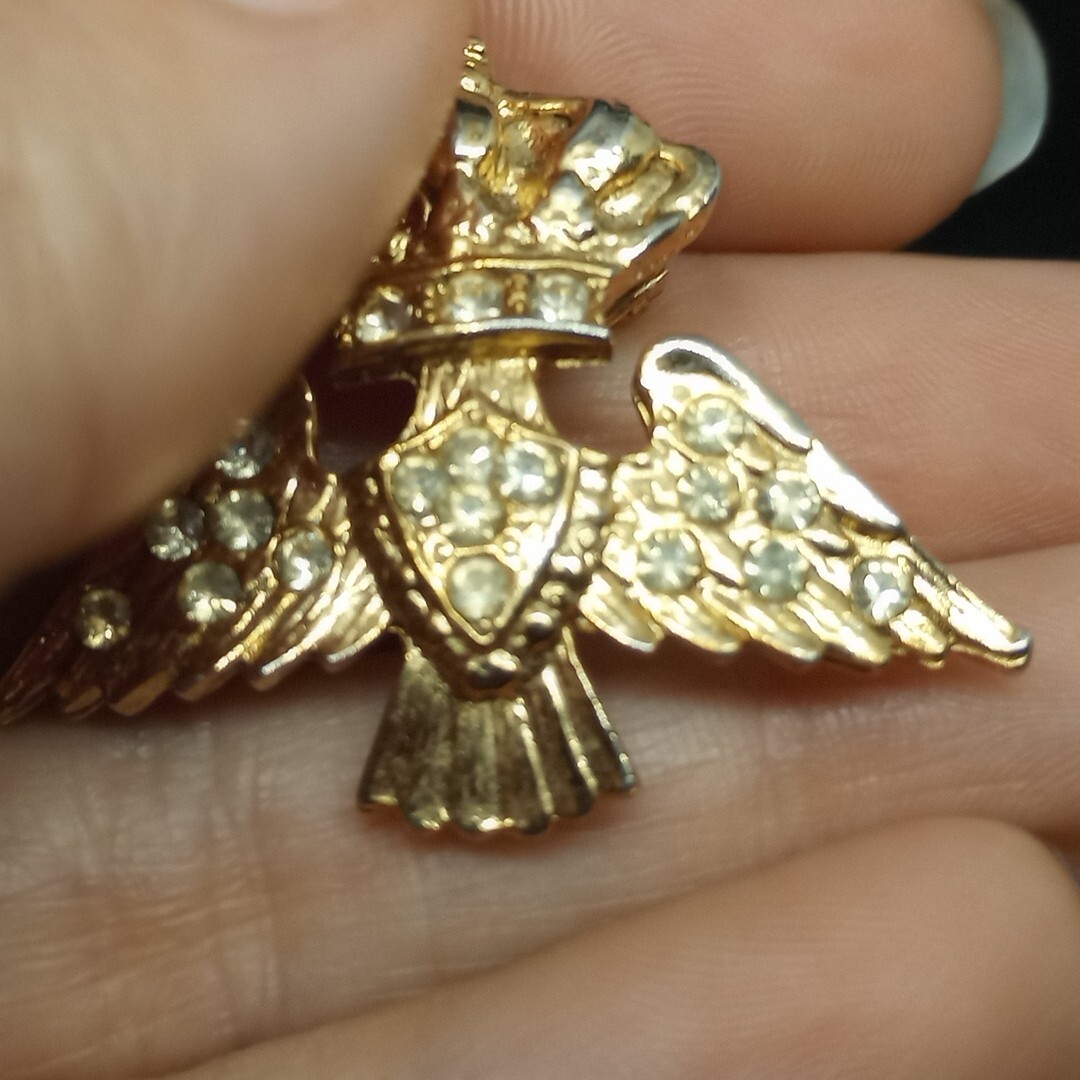 Vintage Gold Tone CROWN EAGLE WINGS BROOCH Royal Queen Rhinestone Jewelry 50s ?