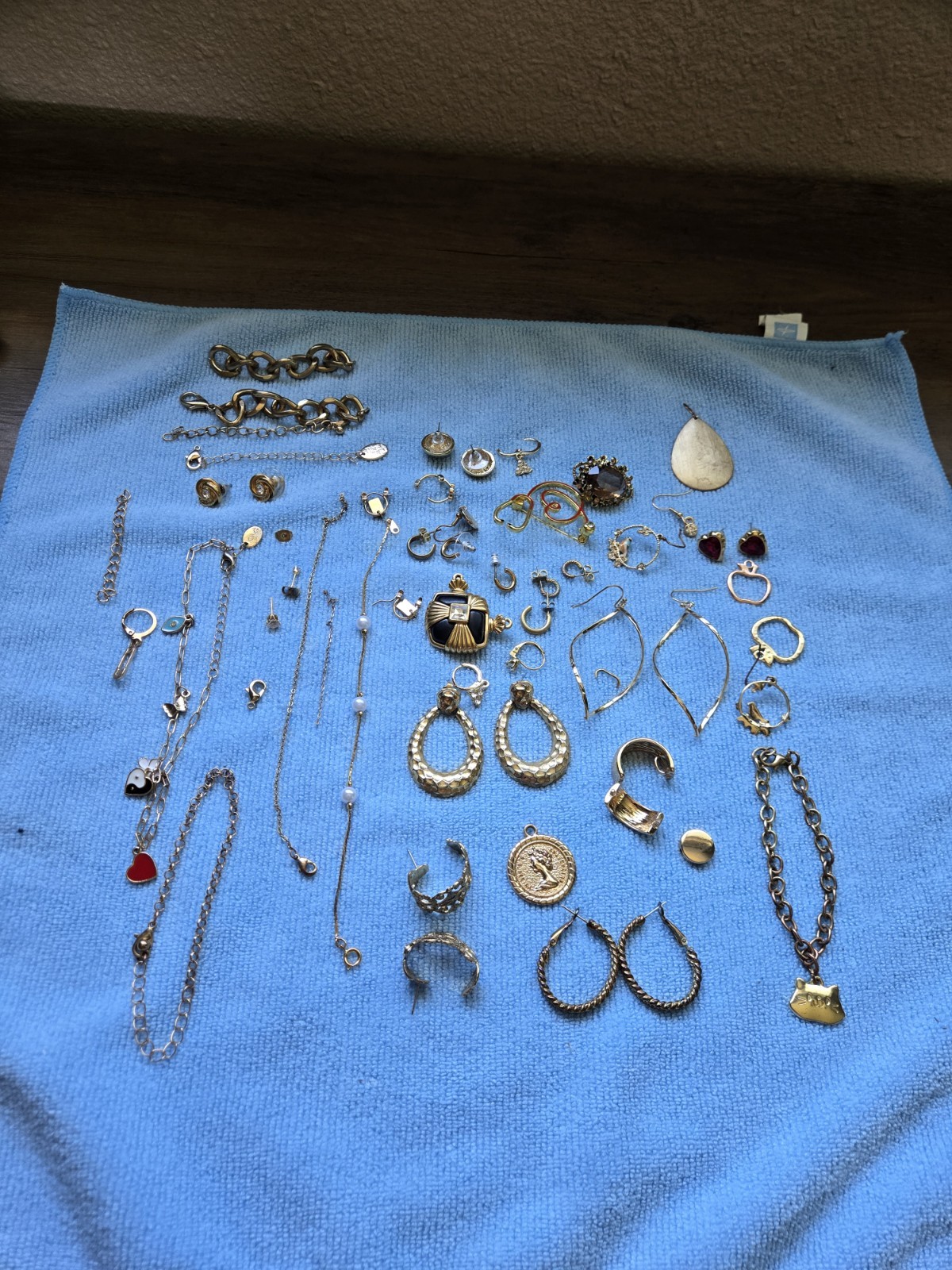 Gold-colored costume jewelry lot, 1,392.1 grams