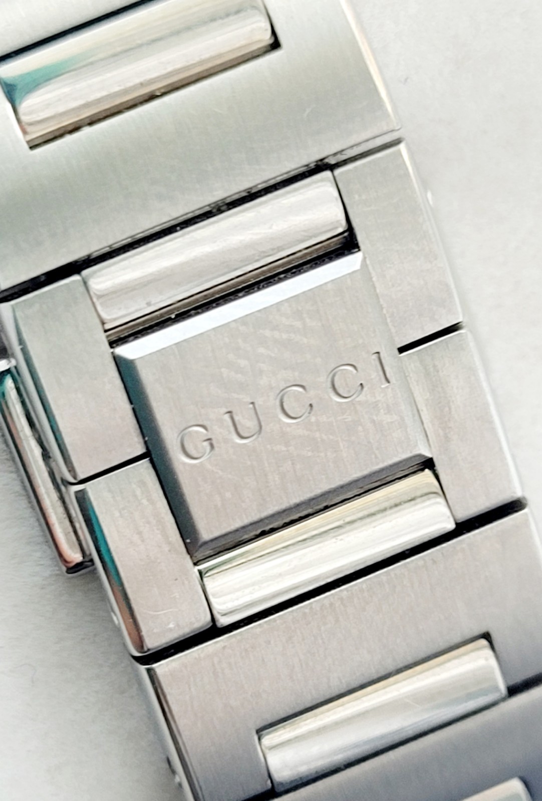 Gucci Pantheon 115.4,Authentic,35MM,Mother Of Pearl Dial,Excellent,Hardly Worn.