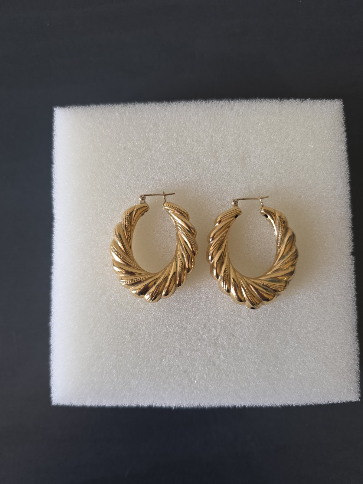 Vintage Gold Tone Twisted Ribbed Shrimp Hoop Earrings Pierced Statement