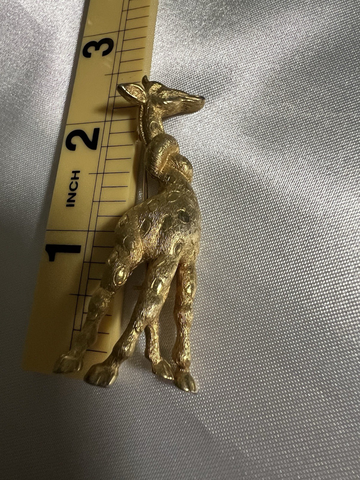 Vintage Signed R MANDLE Gold Tone Giraffe Brooch Pin Textured Finish 2.5″