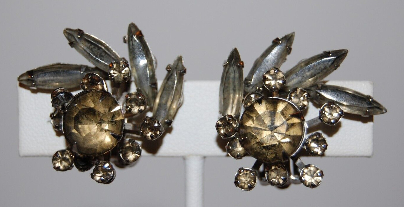 ELEGANT VTG MCM COUTURE GRAY SMOKE CRYSTALS OVAL FAN FLOWER SPRAY CLIP EARRINGS