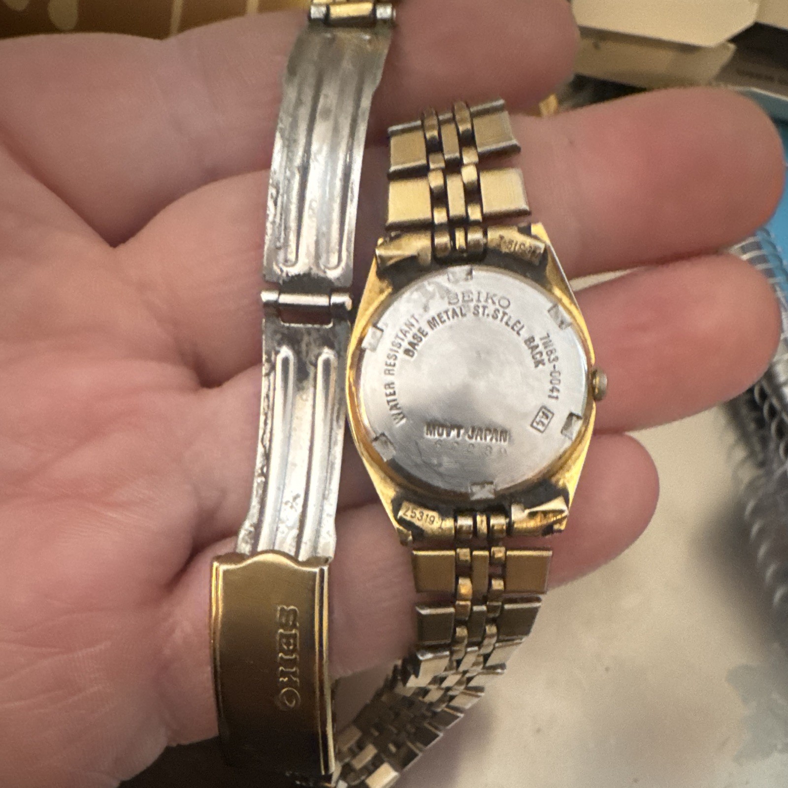 Seiko Women’s Quartz Day/Date Wristwatch Black Dial Gold Tone Metal nonworking