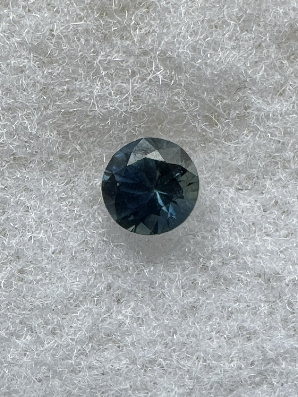BICOLOR SAPPHIRE, Blue, Round. 0.27 Carats, 4 mm, Eye Clean. #153