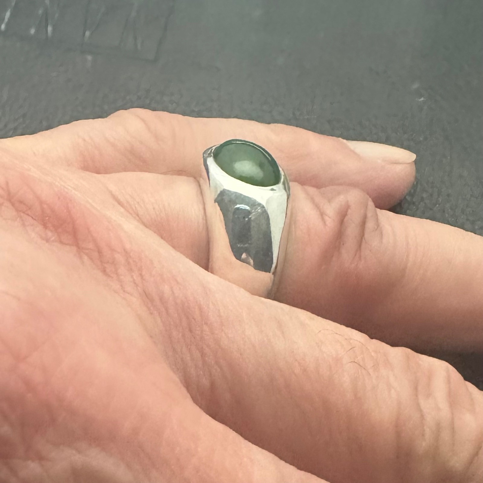 MJG STERLING SILVER MEN’S RING. 14 x 10mm OVAL GENUINE JADE. SZ 10. 18 GRAMS