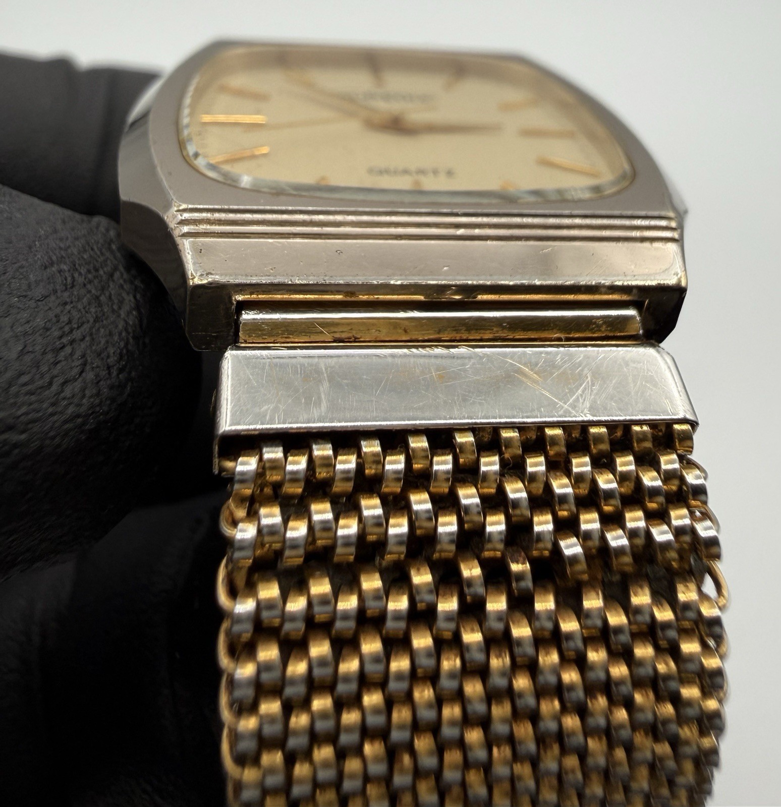 Aureole Quartz Gold Dial Wristwatch
