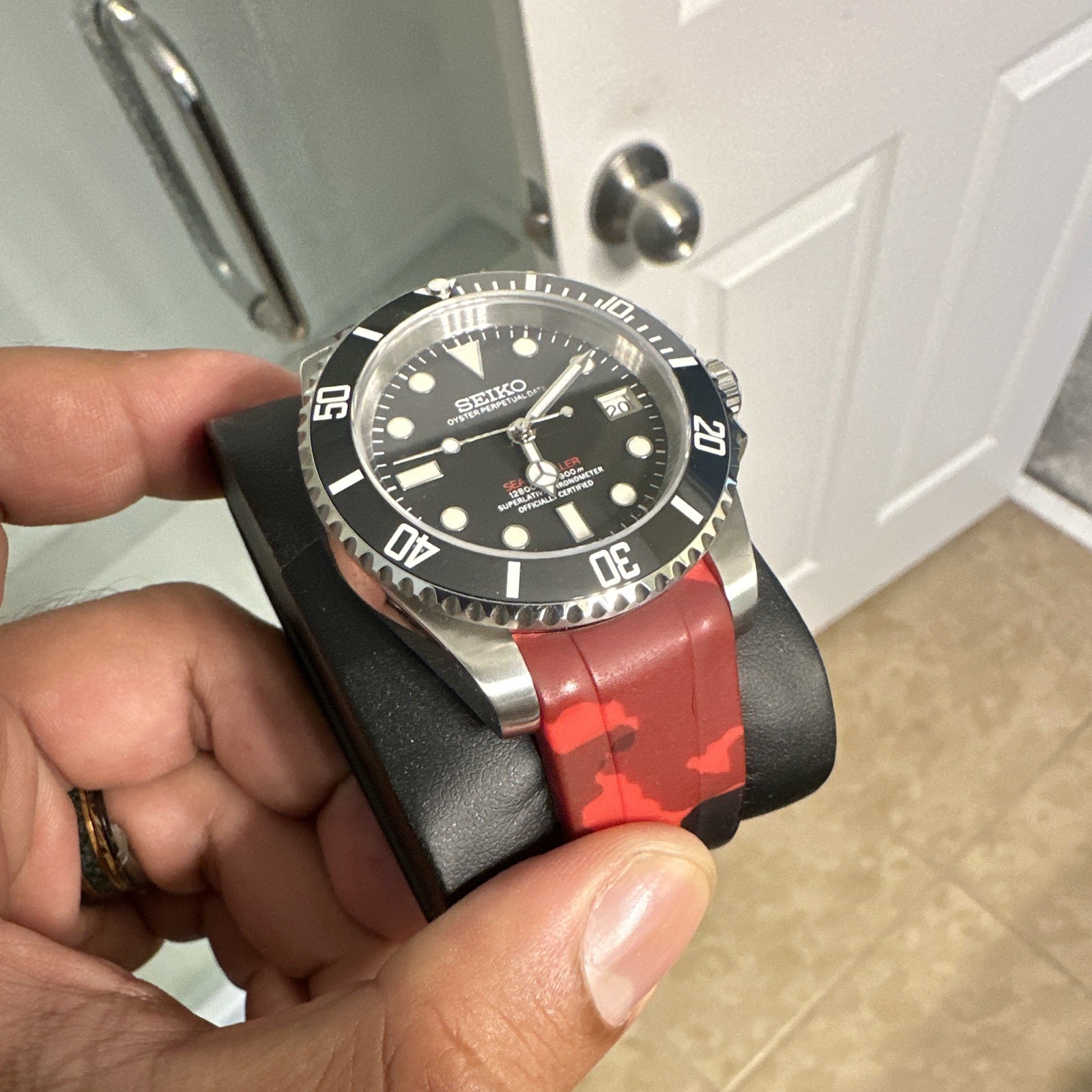 Seiko Sea-Dweller Automatic Diver 43mm Black Dial Date Red Camo Strap