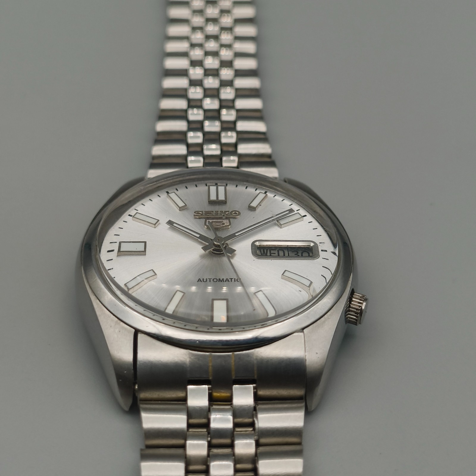 Vintage Seiko 5 Automatic 7009 Mens Watch White Dial 37 mm Day Date Japan Made