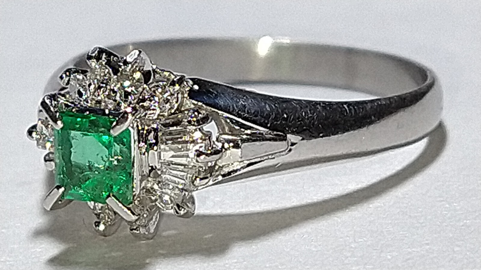 Solid platinum 0.57 carat natural emerald diamond ring 4.5 grams – pt900
