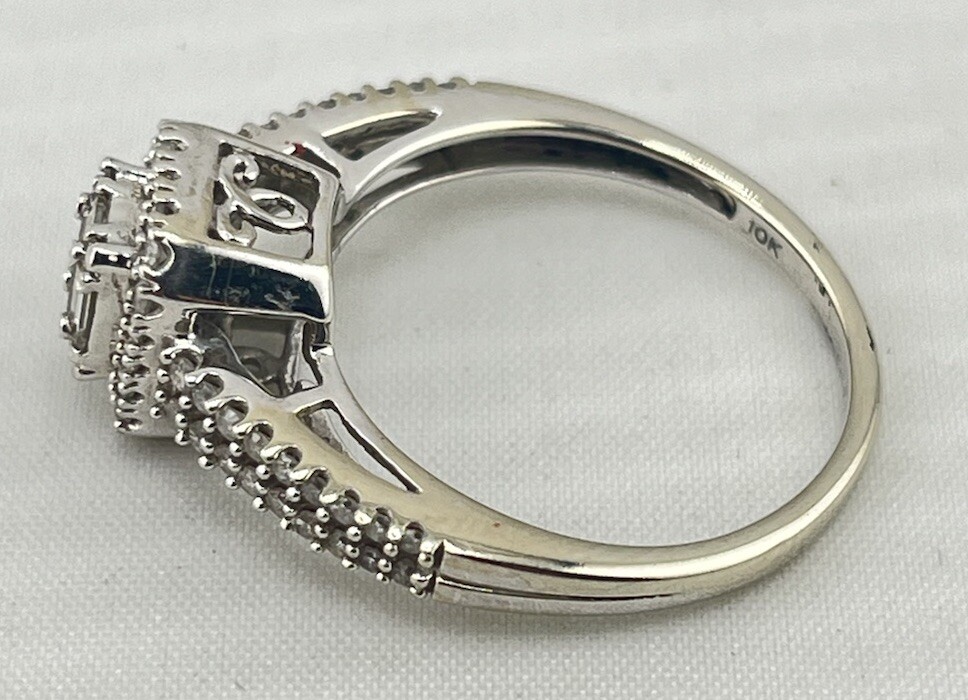 10k 3.17g White Gold Baguette Diamond Halo Ring Size 7.25 Beautiful!!!
