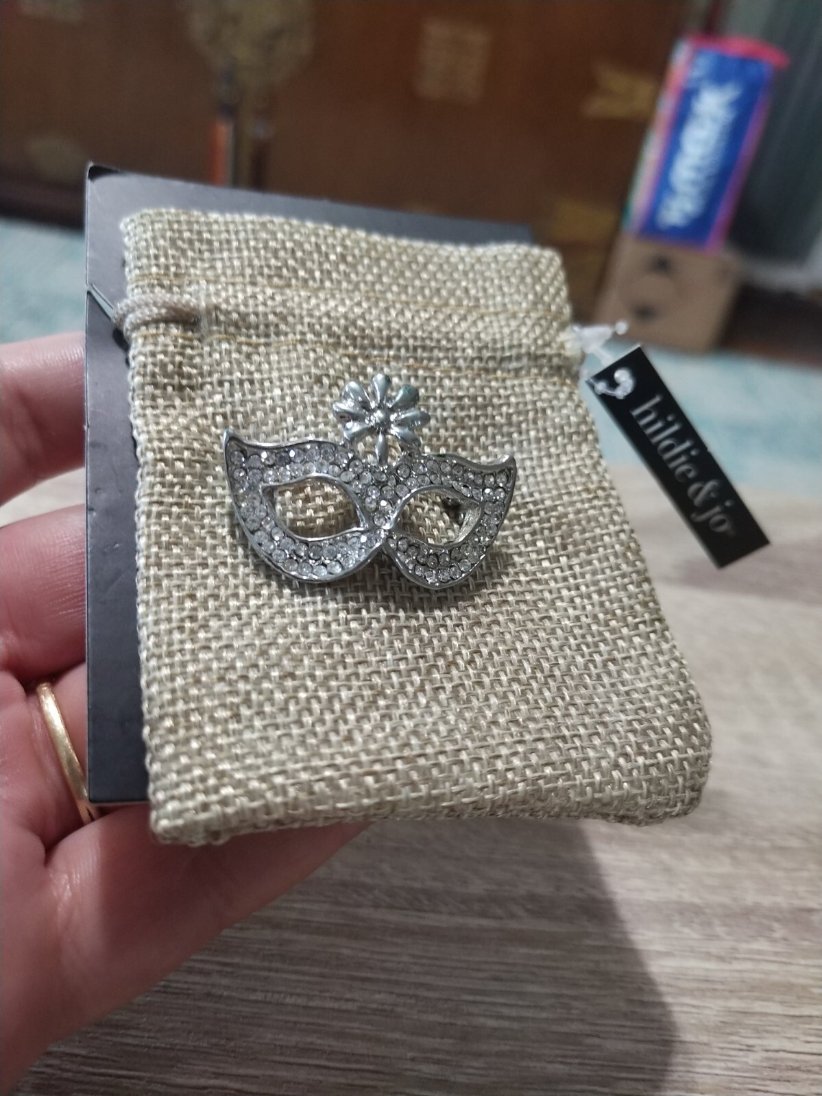 NWT Hildie & Jo masquerade mask faceted rhinestone pin, brooch
