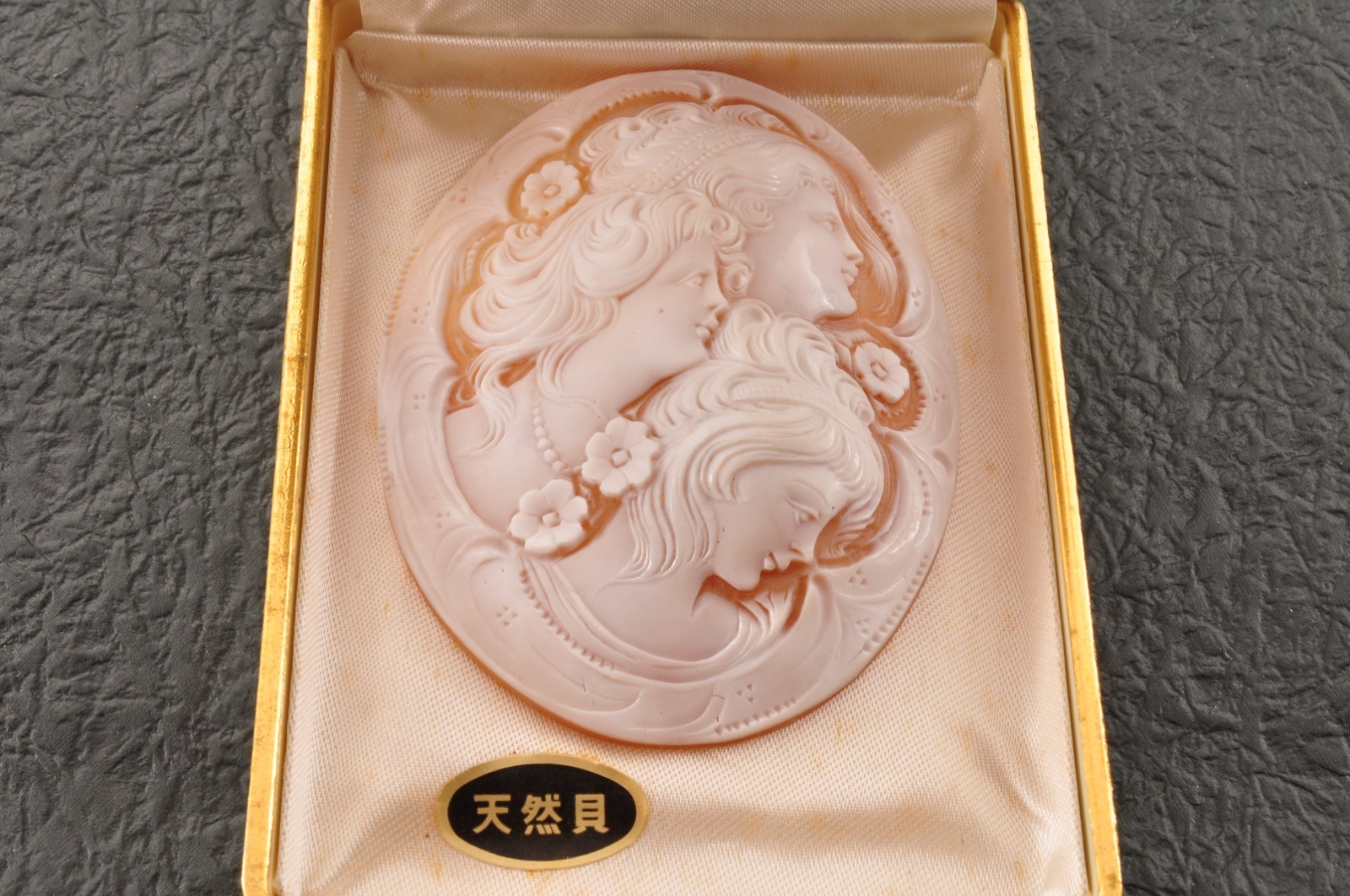 Vintage Large oval shell cameo carved “Three Girls” (155ct) sign by artist case