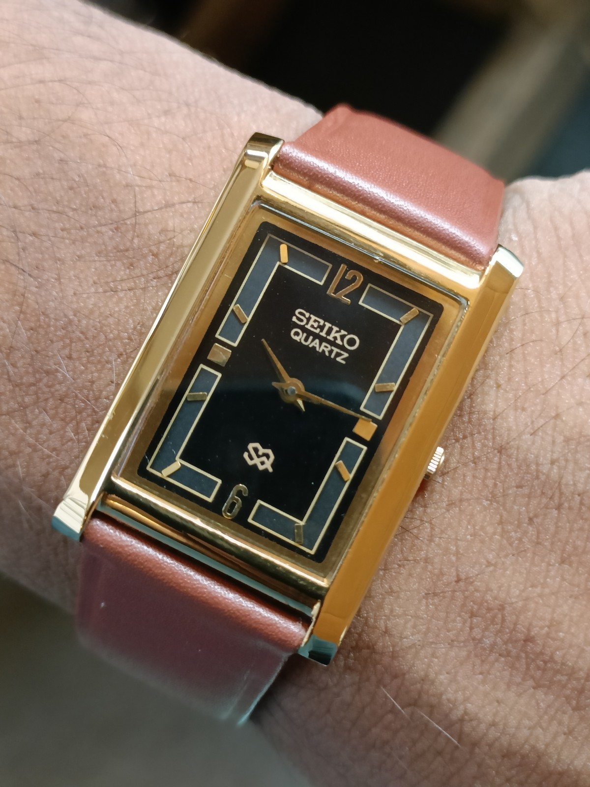 VINTAGE SEIKO SLIM QUARTZ BLACK DIAL JAPAN MEN’S WORKING DRESS WATCH