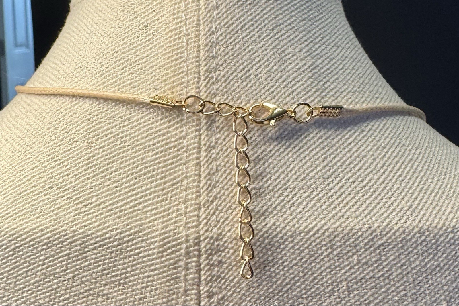 Vintage 1970’s Goldtone & Ivory Cream Enamel Round Pendant On Cord Necklace
