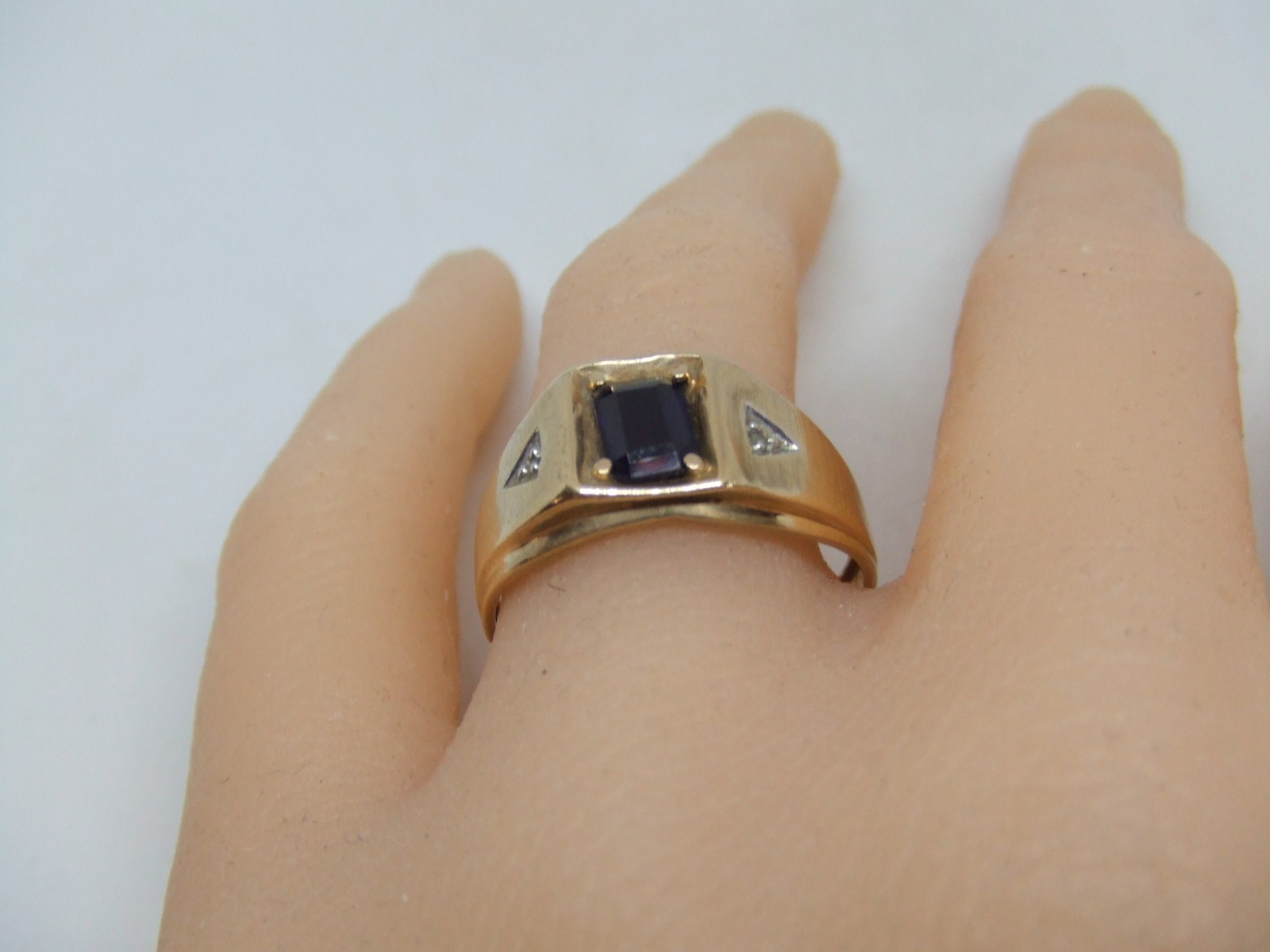 Men’s 10k y.g. onyx ring size 13.5
