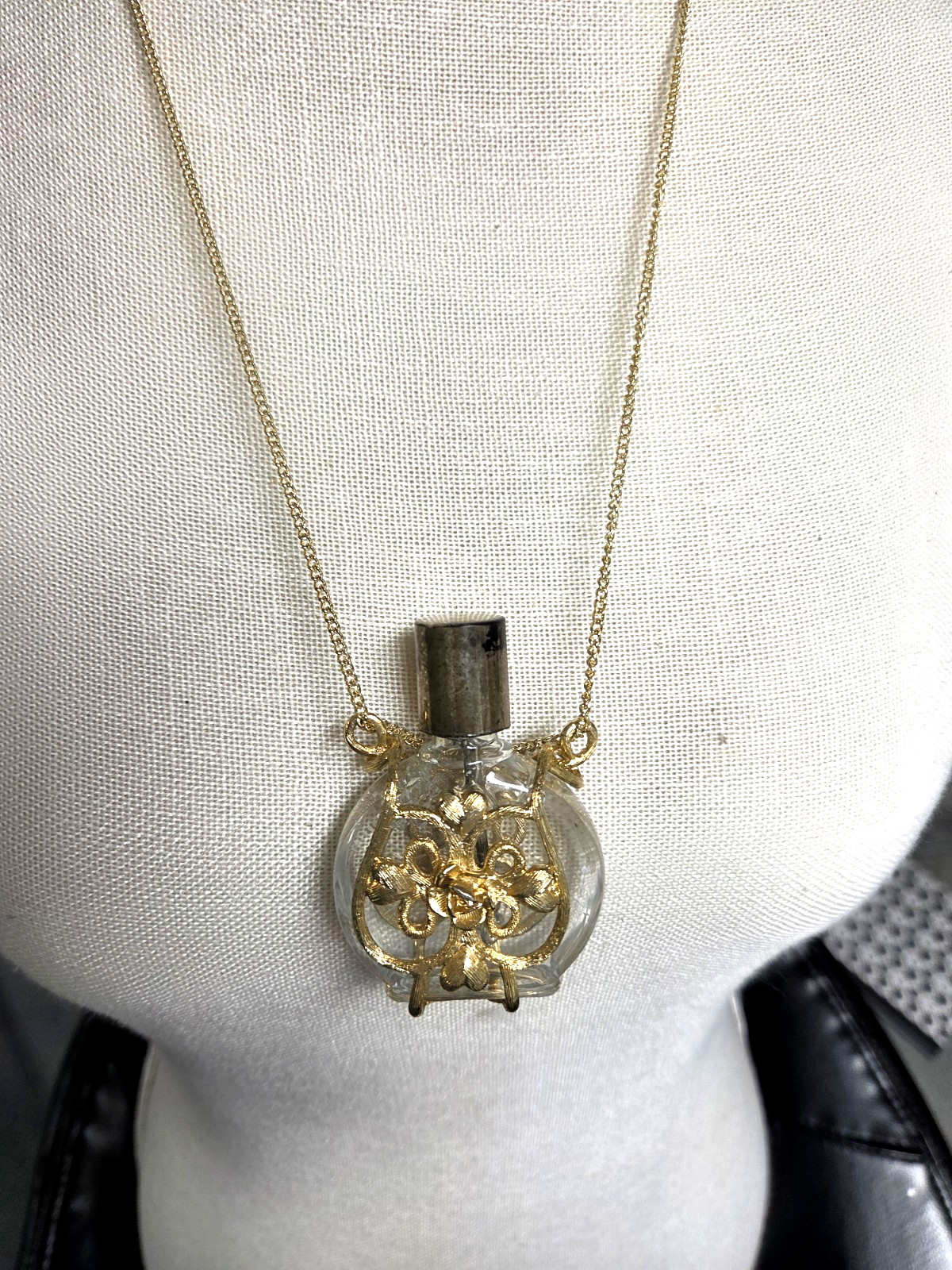 Vtg gold tone chain Flower filigree Bubble Glass wand Necklace