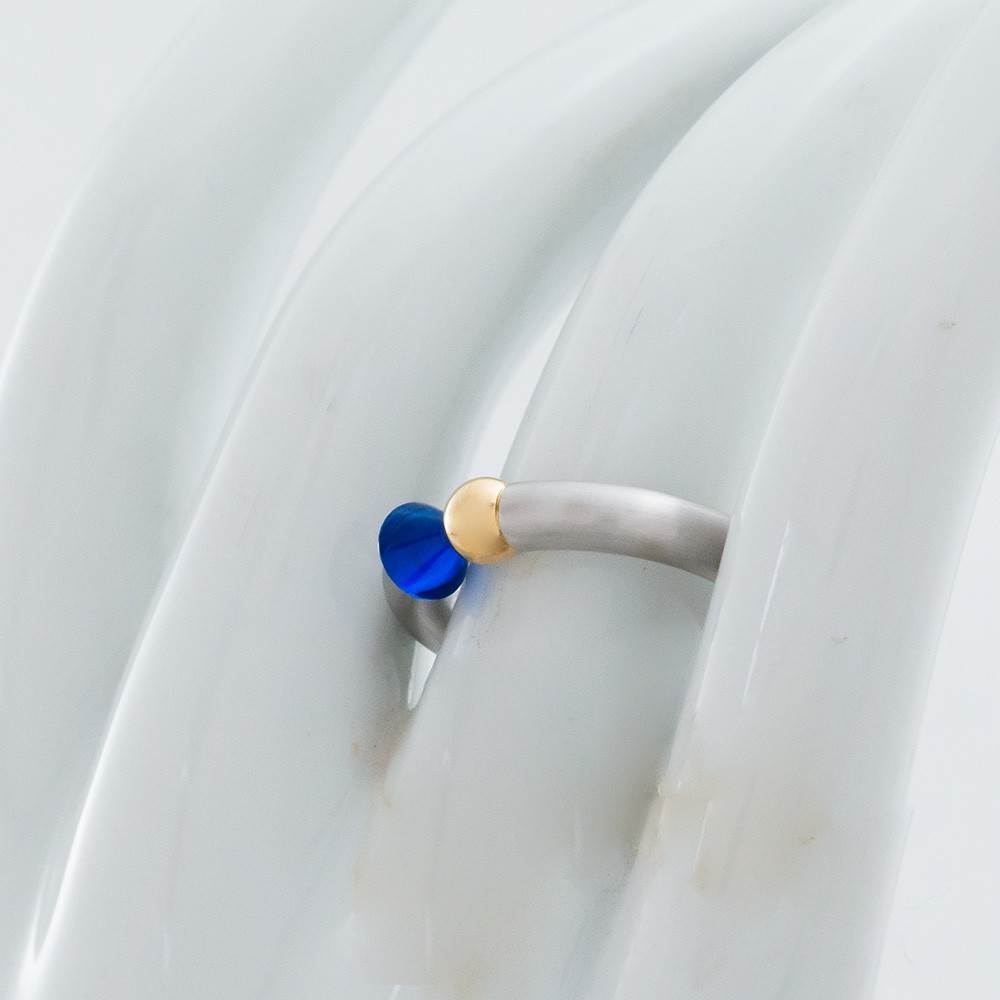BUNZ Ring – 1 Blue Stone, Synthetically Made – 950 Platinum – Gold Ball