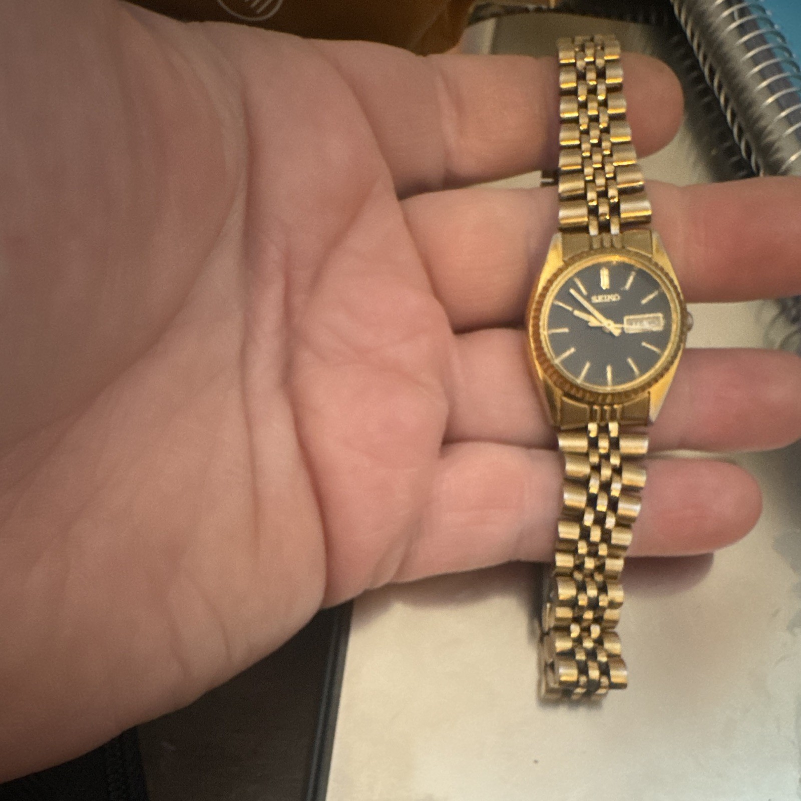 Seiko Women’s Quartz Day/Date Wristwatch Black Dial Gold Tone Metal nonworking