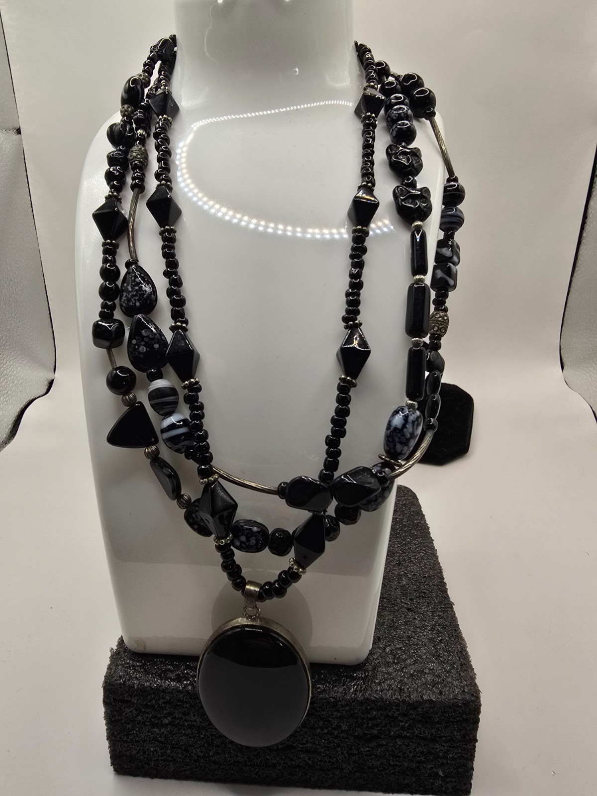 Black onyx and agate necklace