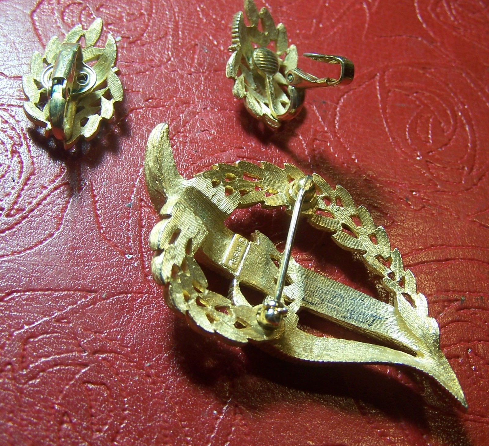VINTAGE TRIFARI BROOCH CLIP ON EARRINGS BRUSHED GOLD TONE STUNNING CONSERVATIVE