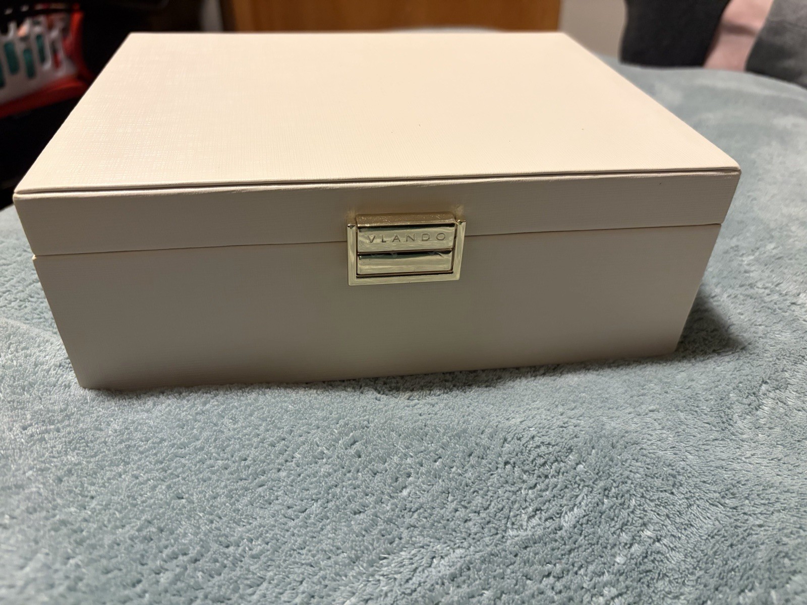 Vlando White Faux Leather Jewelry Box, Lined Velvet, Ring & Earring, 25+ Cap