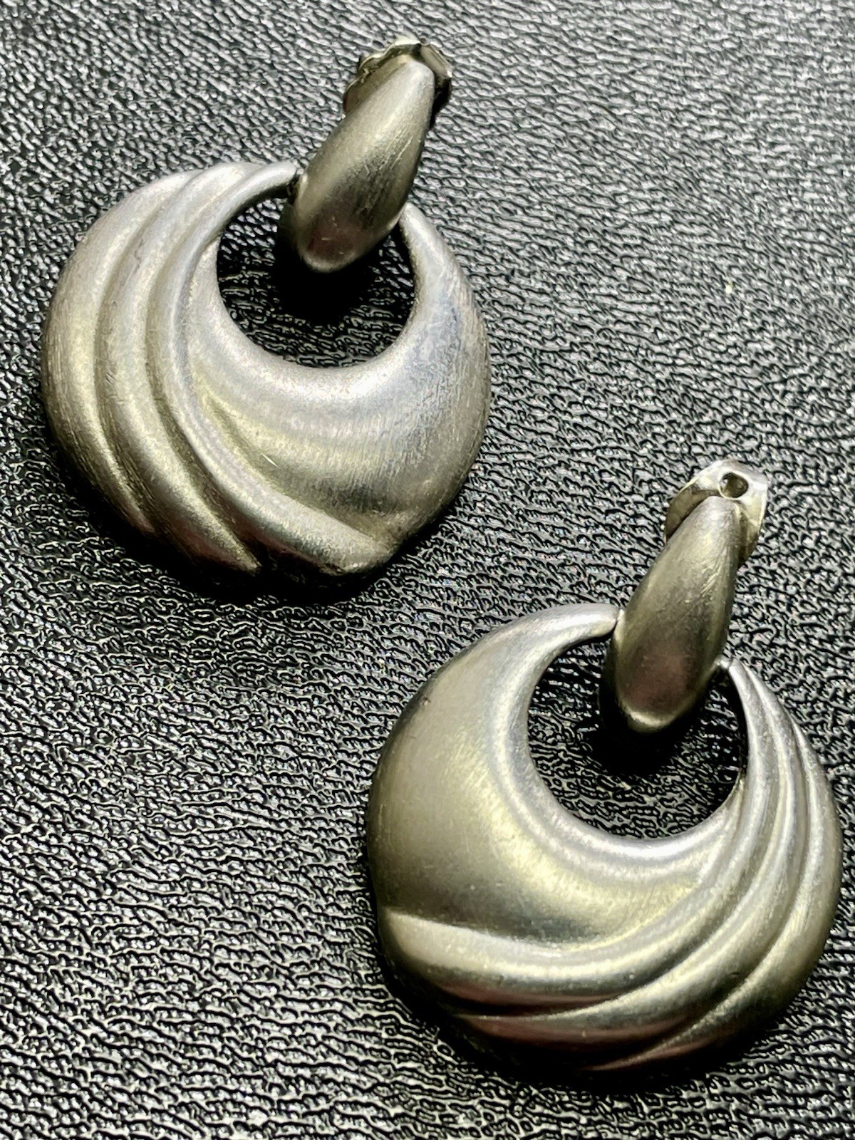 Vintage 1.2” Silver Tone Metal Matte Finish Abstract Dangle Earrings