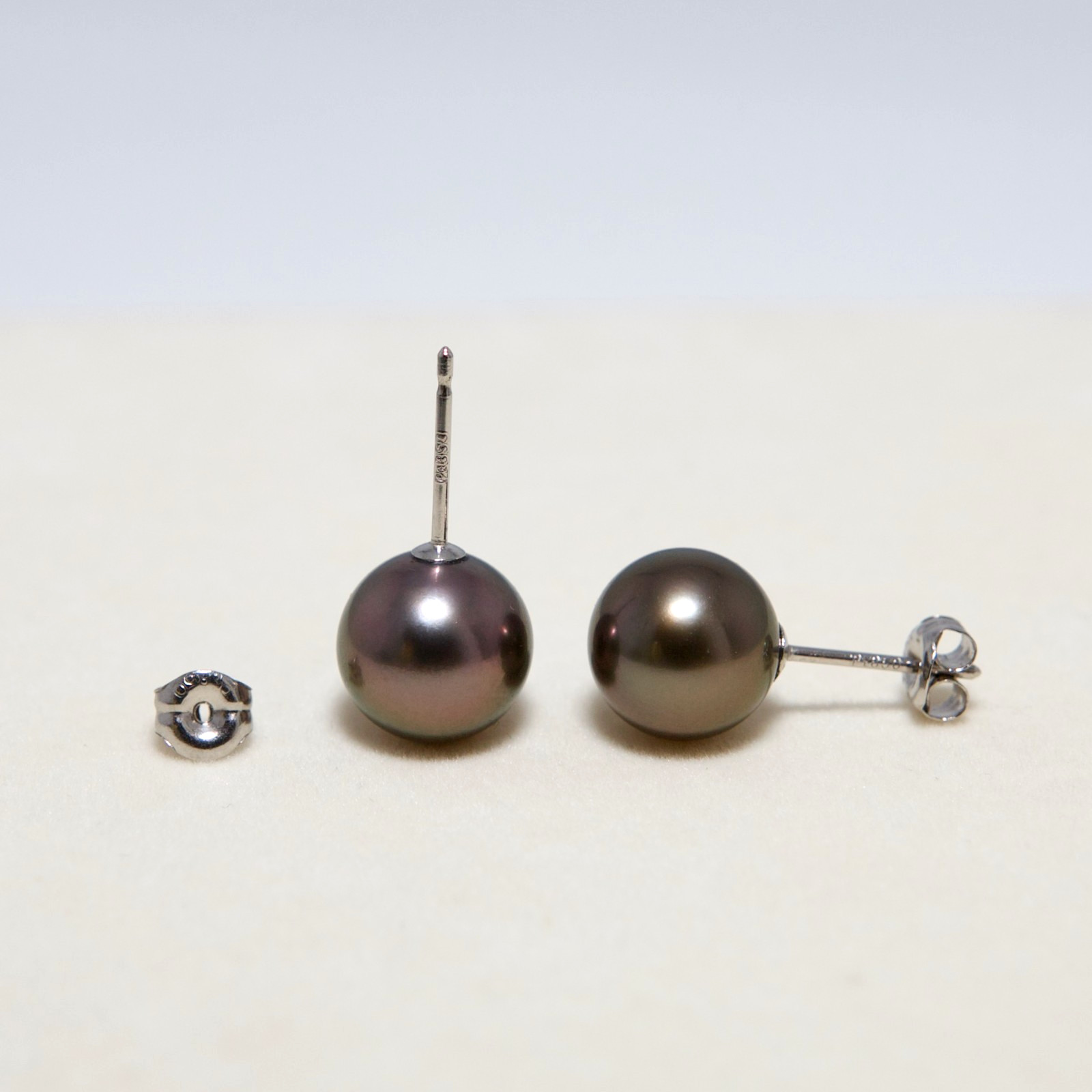 9.7-9.9MM Round Black Purple Tahitian Cultured Pearl Stud Earrings Platinum 850