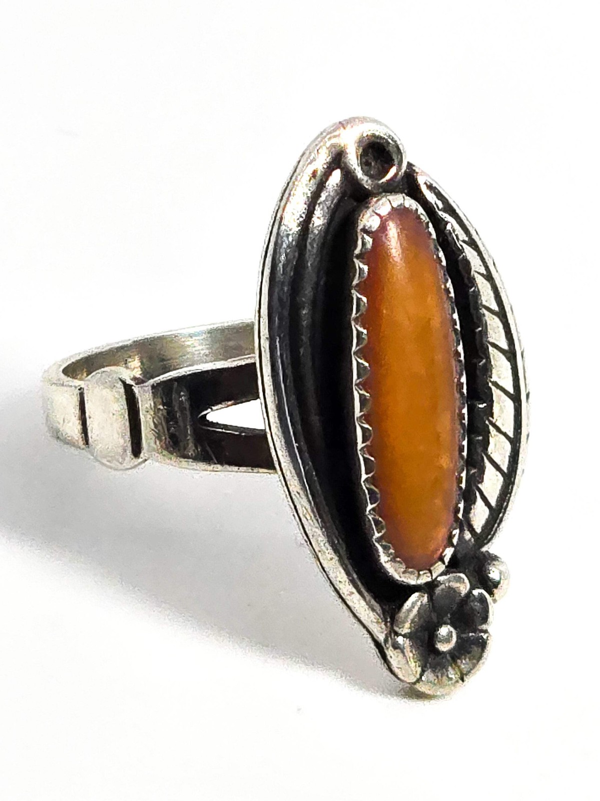 Wheeler Manufacturing Spiny Oyster Native American sterling silver ring size 6
