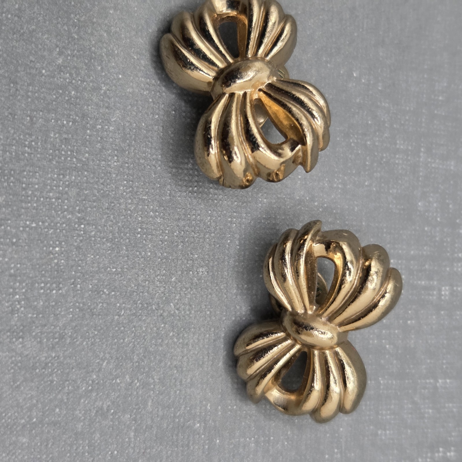 Vintage Monet Gold Tone Bow Bracelet Safety Chain And Clip On Earrings Set SEE