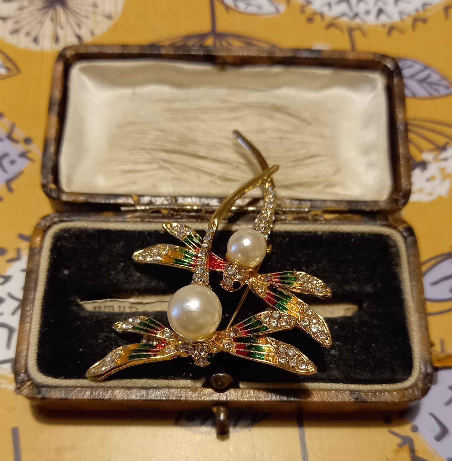 VINTAGE STYLE FAUX PEARL DOUBLE DRAGONFLY BROOCH VERY PRETTY